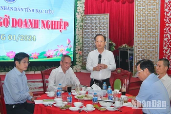 Chủ tịch Ủy ban nhân dân tỉnh Bạc Liêu Phạm Văn Thiều phát biểu tại buổi cà phê với doanh nghiệp, doanh nhân.