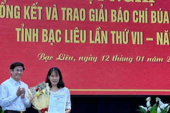 Đồng chí Tạ Trung Dũng, Trưởng Ban Tuyên giáo Tỉnh ủy Bạc Liêu trao giải Nhất cho tác giả Kim Phượng (phóng viên Báo Bạc Liêu) đoạt giải báo chí "Búa liềm vàng" của tỉnh năm 2023. (Ảnh: TRỌNG DUY)