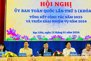 Các vị lãnh đạo Liên hiệp các Hội Văn học-Nghệ thuật Việt Nam chủ trì hội nghị. (Ảnh: TRỌNG DUY)