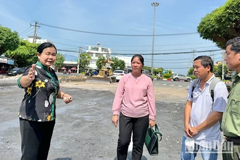 Lãnh đạo Tổ công tác của Ủy ban nhân dân tỉnh Bạc Liêu đến tận hiện trường gặp gỡ, trao đổi trực tiếp với gia đình hộ bà Nguyễn Thị Hường để giải quyết dứt điểm vụ việc khiếu nại kéo dài. 