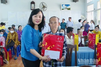 Đồng chí Đỗ Ái Lam, Phó Chủ tịch Ủy ban nhân dân thành phố Bạc Liêu (tỉnh Bạc Liêu) trao quà Tết cho bà con dân tộc Khmer ở các xã vùng ven biển của thành phố.