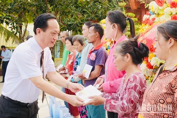 Đồng chí Phạm Văn Thiều, Chủ tịch Ủy ban nhân dân tỉnh Bạc Liêu thăm, tặng quà Tết các gia đình chính sách, hộ có hoàn cảnh khó khăn của tỉnh.