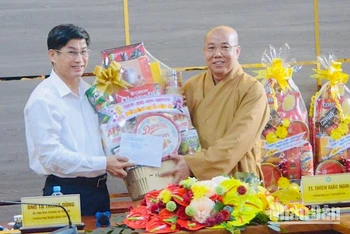 Đồng chí Tạ Trung Dũng, Thường trực Tỉnh ủy, Trưởng Ban Tuyên giáo Tỉnh ủy Bạc Liêu, tặng quà chúc mừng Ban Trị sự Giáo hội Phật giáo Việt Nam tỉnh Bạc Liêu, nhân dịp Đại lễ Phật đản 2024.