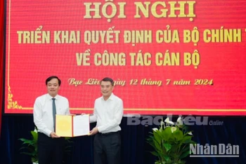 Đồng chí Lê Minh Hưng trao quyết định của Bộ Chính trị cho đồng chí Huỳnh Quốc Việt.