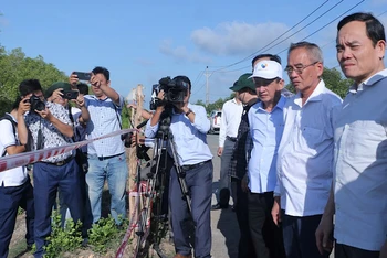 Phó Thủ tướng Trần Lưu Quang kiểm tra, chỉ đạo khắc phục tại vùng ven biển Bạc Liêu.