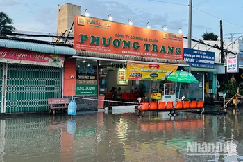 Khu vực nhà xe Phương Trang (trong bến xe Bạc Liêu) thường xuyên ngập sâu, nhiều hôm hành khách phải xắn quần... đến bẹn để mua vé xe ô-tô. (Ảnh: TRỌNG DUY)