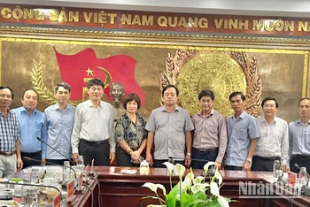 Đồng chí Huỳnh Quốc Việt, Phó Bí thư Thường trực Tỉnh ủy Bạc Liêu (thứ 6, từ trái qua) chụp ảnh lưu niệm với các thành viên đoàn công tác.