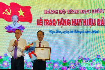 Đồng chí Lữ Văn Hùng, Ủy viên Trung ương Đảng, Bí thư Tỉnh ủy Bạc Liêu trao Huy hiệu 30 năm tuổi Đảng cho đồng chí Phạm Văn Thiều, Phó Bí thư Tỉnh ủy, Chủ tịch Ủy ban nhân dân tỉnh Bạc Liêu. Ảnh: TRỌNG DUY