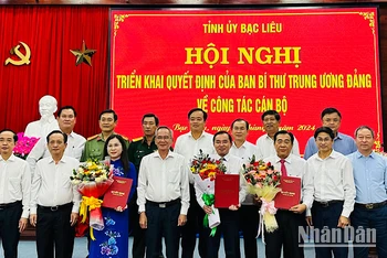 Các đồng chí trong Ban Thường vụ Tỉnh ủy Bạc Liêu mừng 3 đồng chí vừa nhận Quyết định của Ban Bí thư bổ sung vào Ban Thường vụ, Ban Chấp hành Đảng bộ tỉnh, nhiệm kỳ 2020-2025. Ảnh: TRỌNG DUY