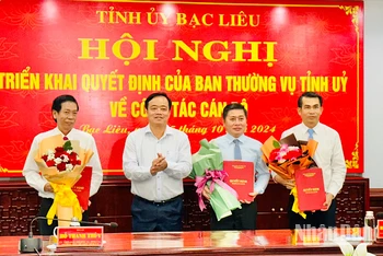 Đồng chí Huỳnh Quốc Việt, Phó Bí thư Thường trực Tỉnh ủy Bạc Liêu trao quyết định của Ban Thường vụ Tỉnh ủy cho các đồng chí được đề bạt, bổ nhiệm và bổ nhiệm lại. (Ảnh: TRỌNG DUY)