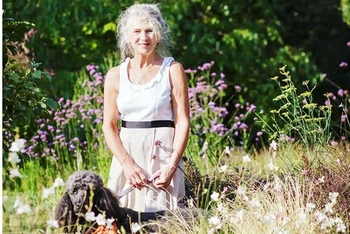 Jane Gates trong khu vườn chống hạn của mình. Ảnh: GUIM.CO.UK