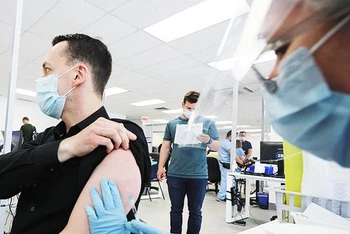 Canada đang triển khai tiêm một mũi vaccine cho mỗi người dân. Ảnh: REUTERS