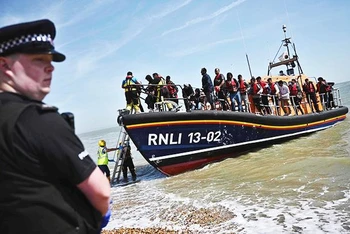 Lực lượng Anh giải cứu một thuyền chở người di cư trên eo biển Manche. Ảnh: LETEMPS