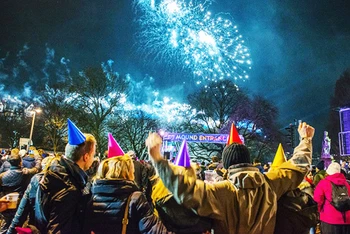 Lễ hội Hogmanay tại Scotland thu hút nhiều du khách tới trải nghiệm. Ảnh: CULTURE TRIP