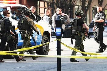 Cảnh sát bao vây hiện trường vụ xả súng tại Louisville. Ảnh: GLOBAL NEWS