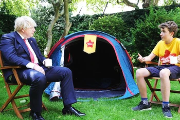 Max Woosey và cựu Thủ tướng Boris Johnson bên chiếc lều của mình. Ảnh: ACTIONFORCHILDREN