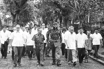 Chủ tịch Fidel Castro trong chuyến thăm Việt Nam năm 1973. Ảnh: AP