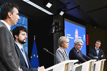 Các nhà lãnh đạo EU tại buổi họp báo sau khi đạt được thỏa thuận kiểm soát AI. Ảnh: EURONEWS