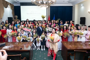 Đại sứ Đặng Minh Khôi chụp ảnh lưu niệm cùng các cán bộ, nhân viên, phu nhân thành viên Đại sứ quán, đại diện cộng đồng. (Ảnh: THANH THỂ)