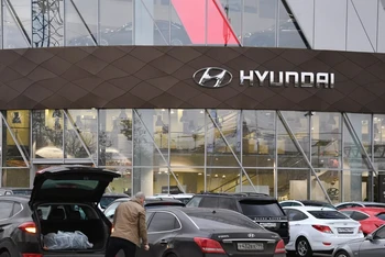 Logo của hãng Hyundai tại một đại lý ô tô ở thủ đô Moskva của Nga. Ảnh: RIA Novosti