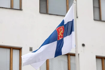 Lá cờ tại tòa nhà Đại sứ quán Phần Lan ở Moskva (Nga). (Ảnh: RIA Novosti)
