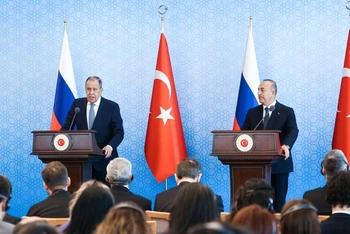 Bộ trưởng Ngoại giao Nga và Bộ trưởng Ngoại giao Thổ Nhĩ Kỳ. (Ảnh: TASS)