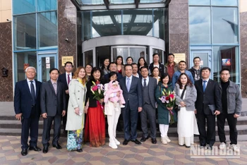 Đoàn Đại sứ quán Việt Nam tại Nga chụp ảnh lưu niệm cùng các tiểu thương Việt tại chợ Chốp (Moskva, Nga). (Ảnh: THANH THỂ)