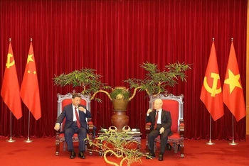 Tổng Bí thư Nguyễn Phú Trọng mời Tổng Bí thư, Chủ tịch Trung Quốc Tập Cận Bình thưởng thức trà, tháng 12/2023.