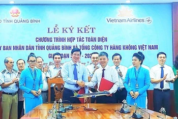 Tỉnh Quảng Bình và Vietnam Airlines ký kết hợp tác cùng phát triển.