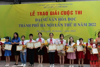 Ban Tổ chức trao giải cho các em học sinh đoạt giải cao tại cuộc thi.