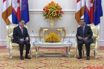 Đồng chí Lê Hoài Trung chào xã giao Chủ tịch CPP, Thủ tướng Campuchia Samdech Techo Hun Sen.