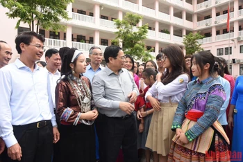 [Ảnh] Thủ tướng Phạm Minh Chính thăm giáo viên, học sinh cụm liên trường thành phố Lào Cai