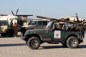 Binh sĩ thuộc quân đội Chính phủ Thống nhất Quốc gia Libya (GNU) gác gần khu vực sân bay quốc tế Tripoli, Libya, ngày 25/7/2022. (Ảnh: AFP/TTXVN)