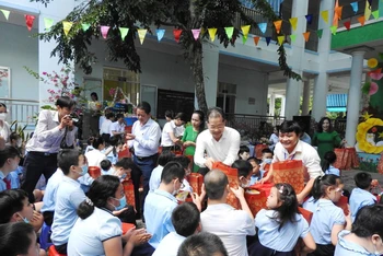 Đồng chí Nguyễn Văn Quảng và lãnh đạo các cơ quan chức năng tặng quà Trung thu cho học sinh khuyết tật trường chuyên biệt Tương Lai. 