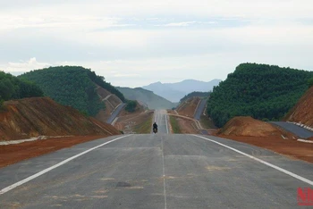Dự án cao tốc Cam Lộ-La Sơn đoạn qua tỉnh Thừa Thiên Huế cơ bản đã hoàn thành hơn 94%.