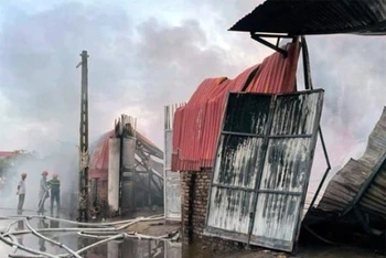 Vụ cháy xưởng chăn, ga, gối, đệm tại huyện Thanh Oai, thành phố Hà Nội gây hậu quả rất nghiêm trọng làm 3 người chết.