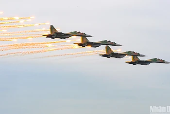 [Ảnh] Su-30MK2 hợp luyện trên bầu trời Hà Nội