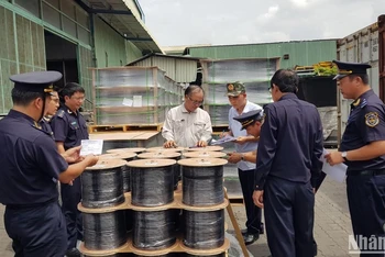 Lực lượng Hải quan Thành phố Hồ Chí Minh kiểm tra hàng hóa tại Cảng Cát Lái (thành phố Thủ Đức, Thành phố Hồ Chí Minh).