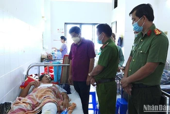 Đại tá Nguyễn Văn Hiểu thăm hỏi, động viên và trao tặng 20 triệu đồng cho đồng chí Nguyễn Long Hải.
