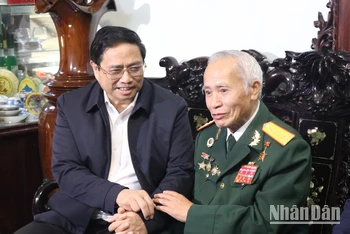 Thủ tướng Phạm Minh Chính cùng đoàn công tác đã đến thăm Đại tá, Anh hùng Lực lượng vũ trang nhân dân Đặng Phi Thưởng.
