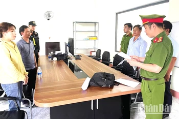 Phòng Cảnh sát Kinh tế Công an tỉnh Đắk Lắk đọc lệnh khám xét nơi làm việc của các đối tượng.