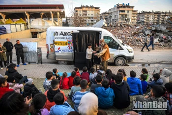 [Ảnh] Chuyến xe múa rối đi xuyên vùng động đất phục vụ "khán giả nhí" tại Thổ Nhĩ Kỳ