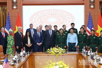 Đại tướng Phan Văn Giang và Thượng Nghị sĩ Jeff Merkley chụp ảnh cùng các đại biểu. 