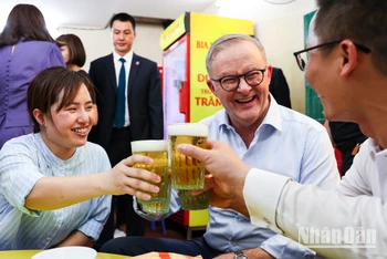 Thủ tướng Australia Anthony Albanese thưởng thức bia hơi Hà Nội cùng người dân địa phương.