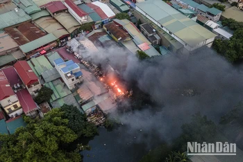 [Ảnh] Cháy xưởng sửa ô-tô tại Hà Nội, cột khói đen bốc cao hàng chục mét