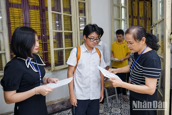 [Ảnh] Học sinh Hà Nội làm thủ tục dự thi tuyển sinh vào lớp 10