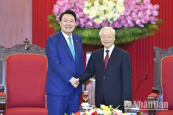 Tổng Bí thư Nguyễn Phú Trọng tiếp Tổng thống Đại Hàn Dân Quốc Yoon Suk Yeol.