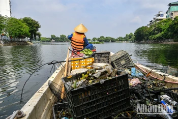 [Ảnh] Những người âm thầm vớt rác trên sông, hồ Hà Nội