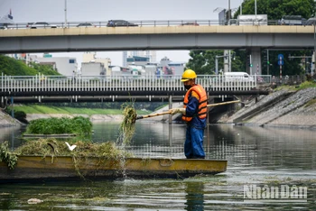 Trong dịp Tết Nguyên đán Giáp Thìn 2024, gần 2.000 cán bộ, công nhân viên Công ty TNHH Một thành viên Thoát nước Hà Nội đã ứng trực, bảo đảm vệ sinh môi trường và mỹ quan đô thị. (Ảnh: Thành Đạt)