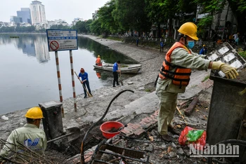 [Ảnh] Thầm lặng giữ sạch những "lá phổi xanh" của Hà Nội